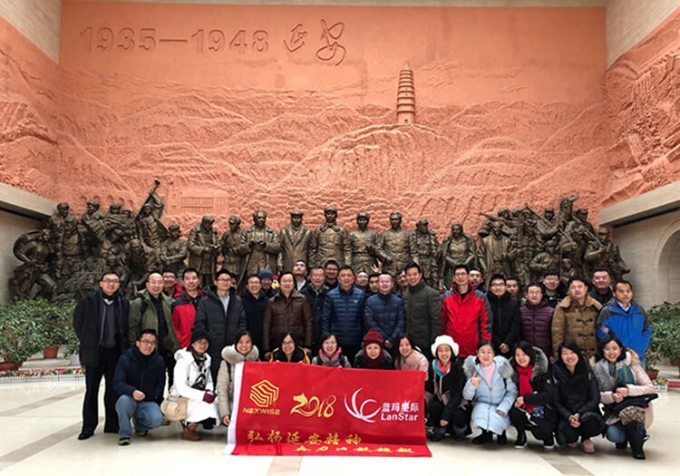 1515765329135154.jpg 革命紀(jì)念館合影(文中).jpg