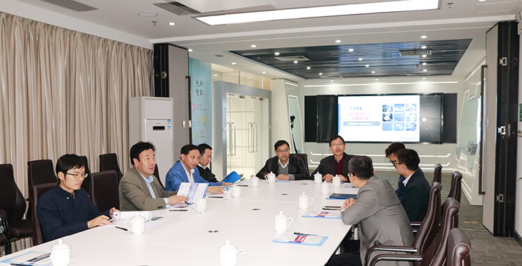 1516705811687002.jpg 調(diào)研組聽取匯報(wei).jpg